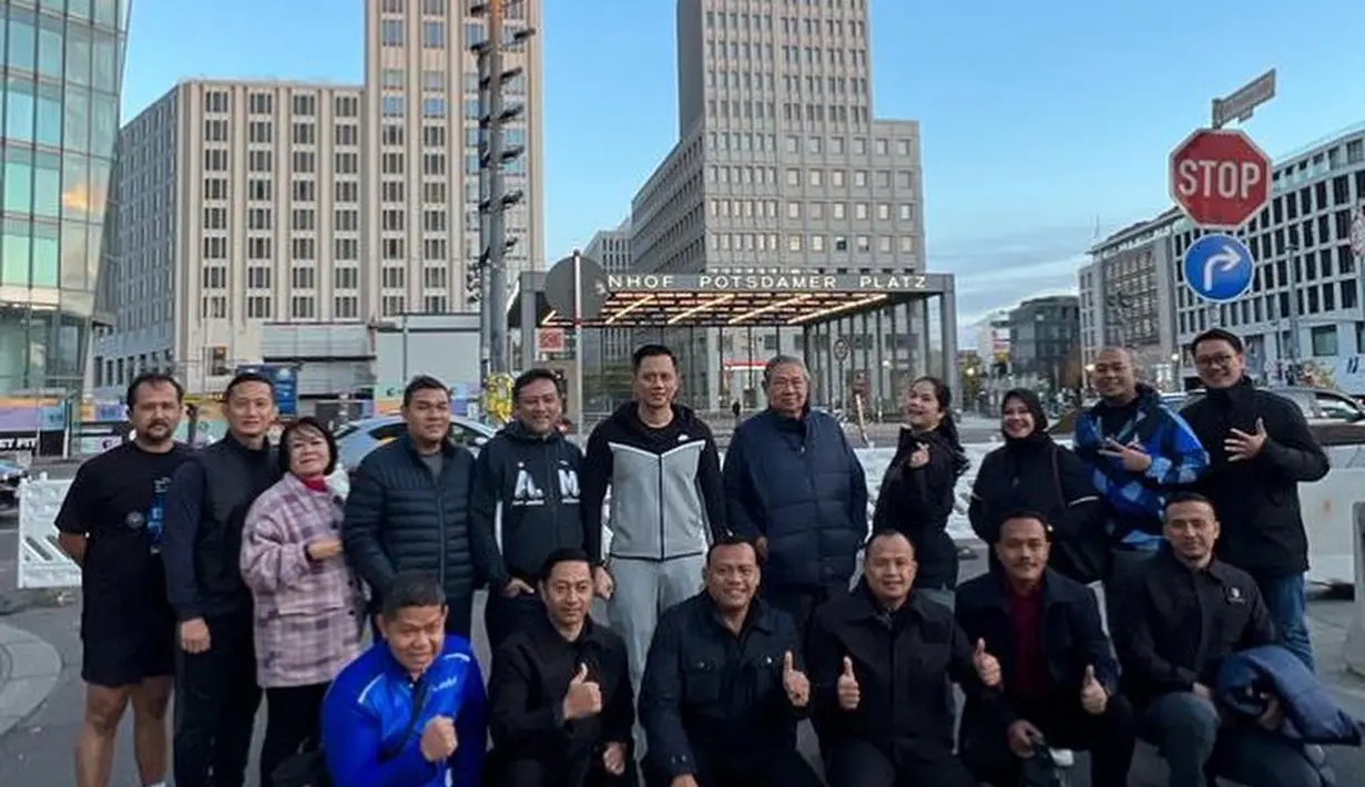Berdiri dengan latar dua menara bertuliskan Bahnhof Potsdamer Platz, Annisa Pohan dan Agus Yudhoyono menikmati suasana pagi dengan cakrawala biru cerah. Bersama foto ini, Annisa Pohan menulis status teks ringkas, “When in Berlin. Jalan pagi with Pepo.” Lebih dari 38 ribu orang menyukai koleksi foto yang “disebar” Annisa Pohan di Instagram. (Foto: Dok. Instagram @annisayudhoyono)