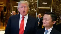 Presiden terpilih AS, Donald Trump (kiri) dan Bos Alibaba, Jack Ma mengadakan pertemuan di Trump Tower, New York, Senin (9/1). Jack Ma menawarkan kerjasama untuk menciptakan satu juta lapangan kerja di AS selama 5 tahun ke depan. (AP Photo/Evan Vucci)