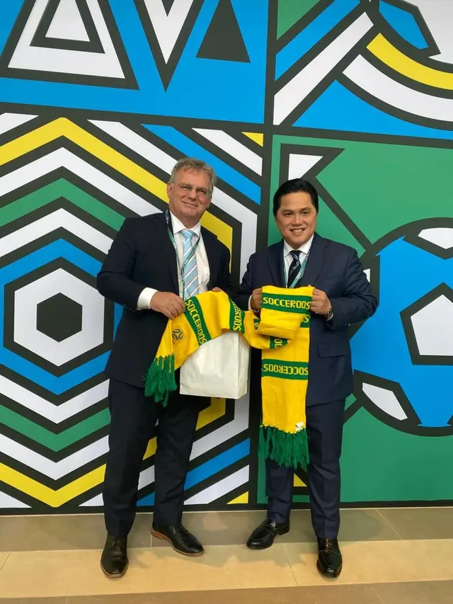 Ketua PSSI, Erick Thohir bersama Ketua Federasi Sepak Bola Australia (FFA), Chris Nikou.