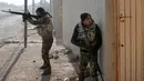 Dua tentara Irak saat bertempur melawan militan ISIS di Al-Qasar, Tenggara Mosul, Irak, (28/11). (REUTERS/Goran Tomasevic)