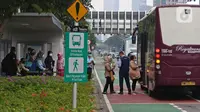 Penumpang menaiki bus saat jam pulang kerja di Jalan Jenderal Sudirman, Jakarta, Rabu (3/11/2021). Mobilitas masyarakat di Ibu Kota semakin meningkat seiring dilonggarkannya beberapa aturan. (Liputan6.com/Herman Zakharia)