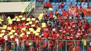 Suporter Semen Padang membuat koreografi saat menyaksikan laga timnya melawan Bhayangkara FC di lanjutan Liga 1 Indonesia di Stadion Patriot Candrabhaga, Bekasi, Sabtu (20/5). Semen Padang kalah 0-1. (Liputan6.com/Helmi Fithriansyah)
