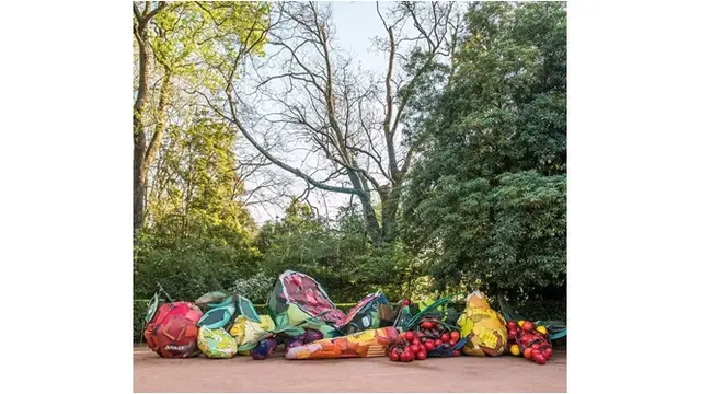 Tak hanya hewan, Bordalo juga menciptakan karya seni unik berbentuk buah-buahan.