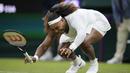 Insiden itu terjadi saat Serena Williams menghadapi petenis Belarusia Aliaksandra Sasnovich di set pertama babak pembuka Wimbledon 2021. (AP/Kirsty Wigglesworth)