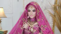 Selain menjadi penyanyi, Arlida Putri kerap jadi model. Baik model busana maupun fotografi. Beberapa kali ia pun menjadi model untuk busana pengantin. Penampilannya yang makin menawan tuai pujian dari para penggemarnya. (Liputan6/IG/@arlidaputrii)