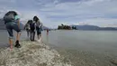 Karena kurangnya air, sebidang tanah tipis telah terbentuk di antara pulau kecil dan daratan. (AP Photo/Luca Bruno)