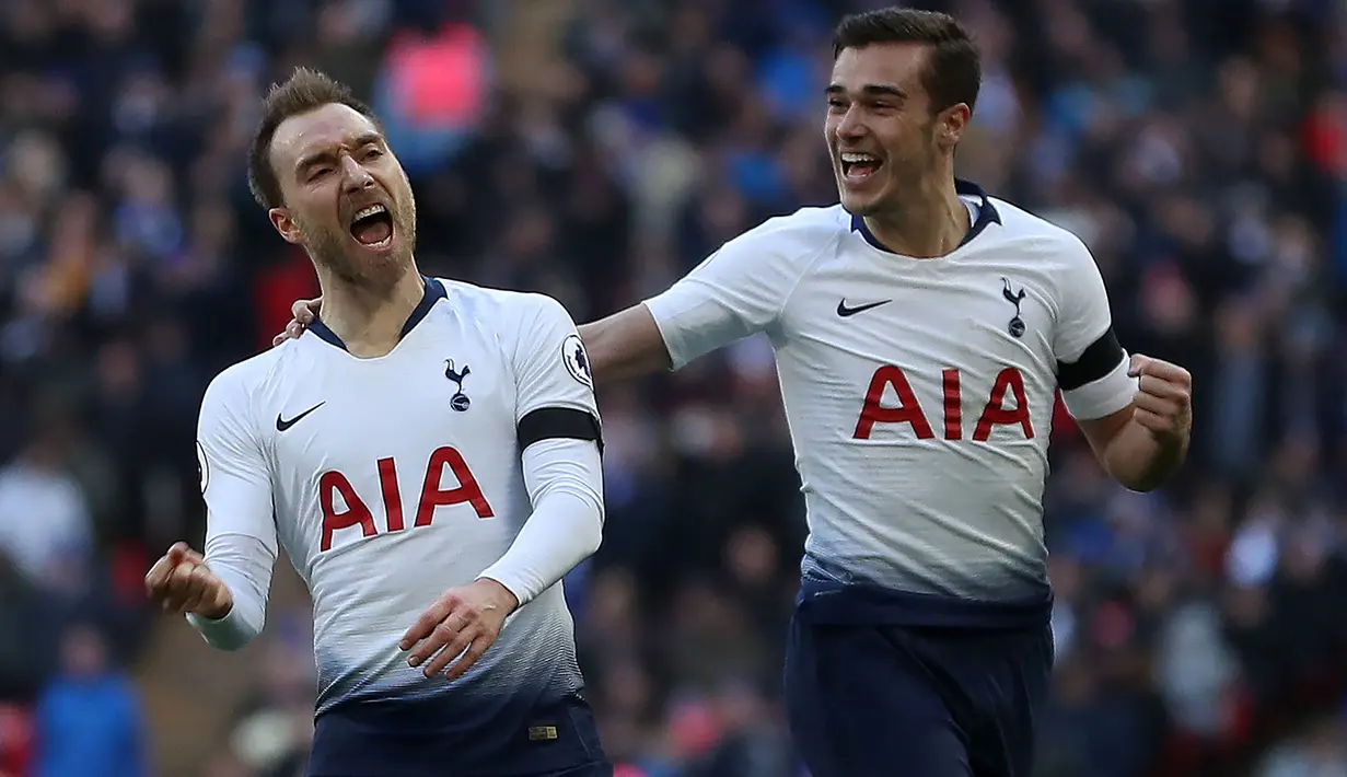 Christian Eriksen (kiri) yang kini tengah menjalani musim kedua bersama Manchester United hingga kini masih tercatat sebagai pesepak bola Denmark dengan jumlah gol terbanyak di Premier League Liga Inggris. Total 54 gol dan 80 assist telah dicetaknya dari 278 laga bersama tiga klub berbeda, Tottenham Hotspur, Brentford dan Manchester United di Premier League sejak 2013/2014 hingga kini. (AFP/Daniel Leal)