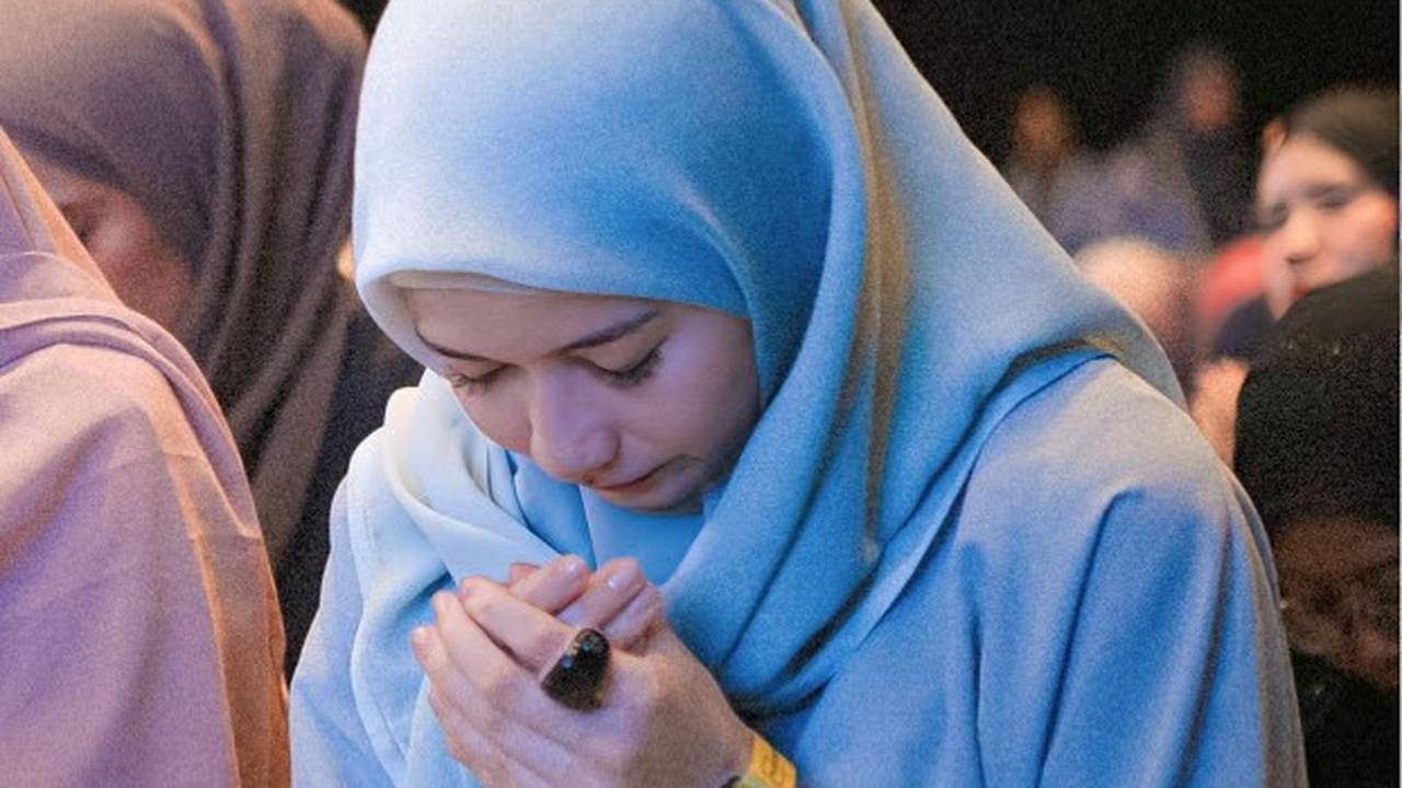 Potret Iris Wullur Ikut Kajian Bertajuk Titik Terendah, Nangis dan Peluk Sahabat