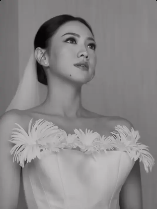 Penampilan Shanju JKT48 saat menikah sukses mencuri perhatian. Kini netizen tak sabar dengan penampilannya saat resepsi pernikahan. (Liputan6.com/IG/@elsiecrysila)