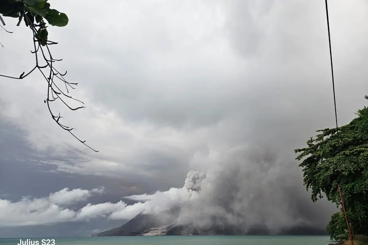 Kondisi Gunung Ruang di Kecamatan Tagulandang pada, Selasa (30/4/2024), pukul 10.10 Wita.