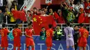 Suporter melambaikan bendera negara mereka saat para pemain China memberi hormat setelah berakhirnya pertandingan sepak bola Grup A Piala Asia AFC Qatar 2023 melawan Tajikistan di Stadion Abdullah bin Khalifa di Doha pada 13 Januari 2024. (KARIM JAAFAR/AFP)