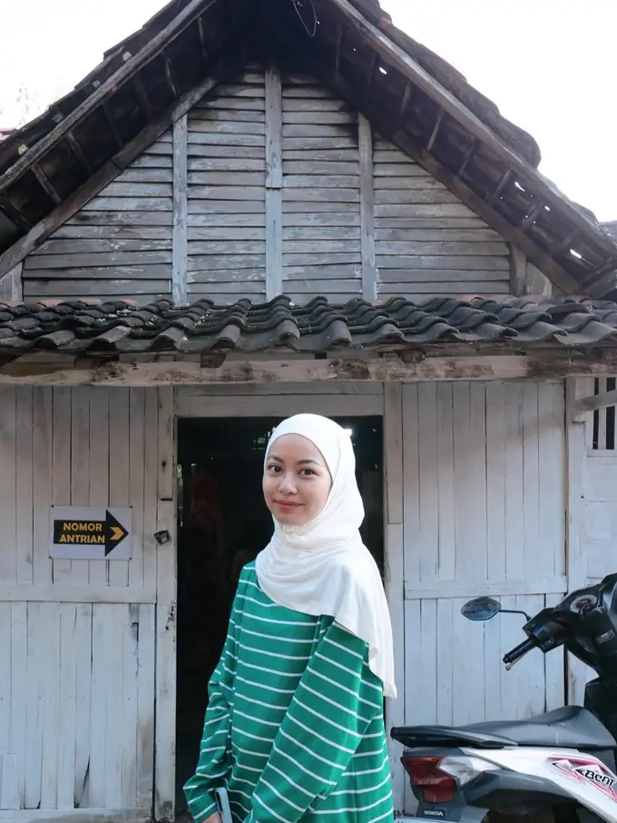 Gaya Striped Outfit ala Tsana Rintik Sedu (Instagram/@ntsana)