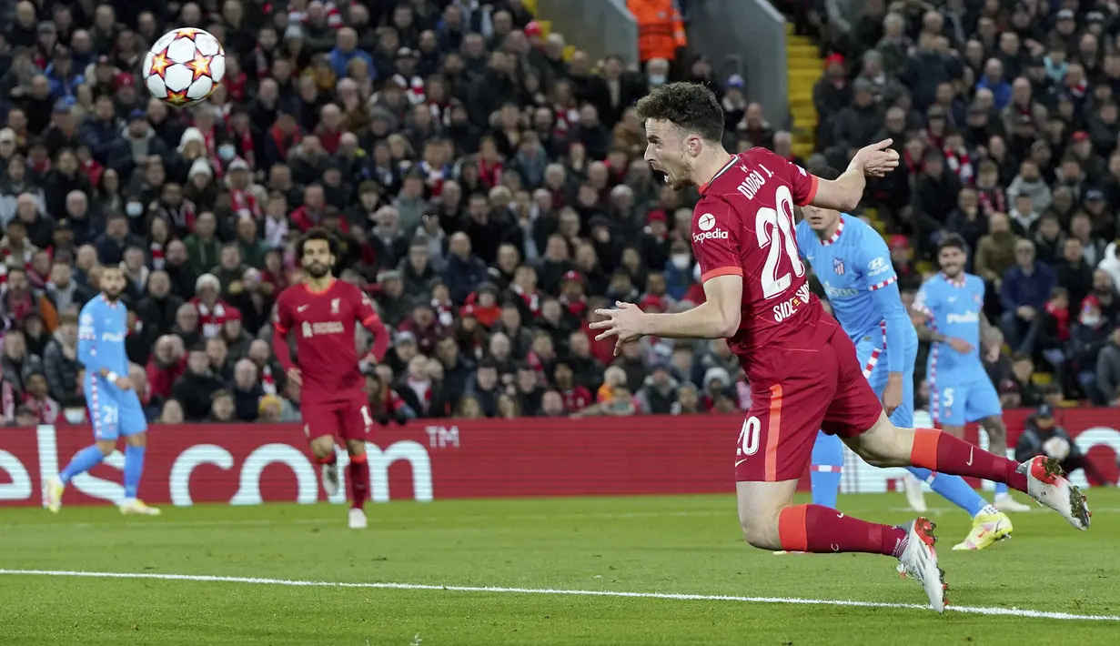 Penyerang Liverpool Diogo Jota menyundul bola untuk mencetak gol pertama timnya ke gawang Atletico Madrid pada match day ke-4 Liga Champions di Anfield, Kamis (4/11/2021) dinihari WIB. Liverpool menyegel satu tempat di babak 16 besar usai menundukkan Atletico Madrid 2-0. (AP Photo/Jon Super)