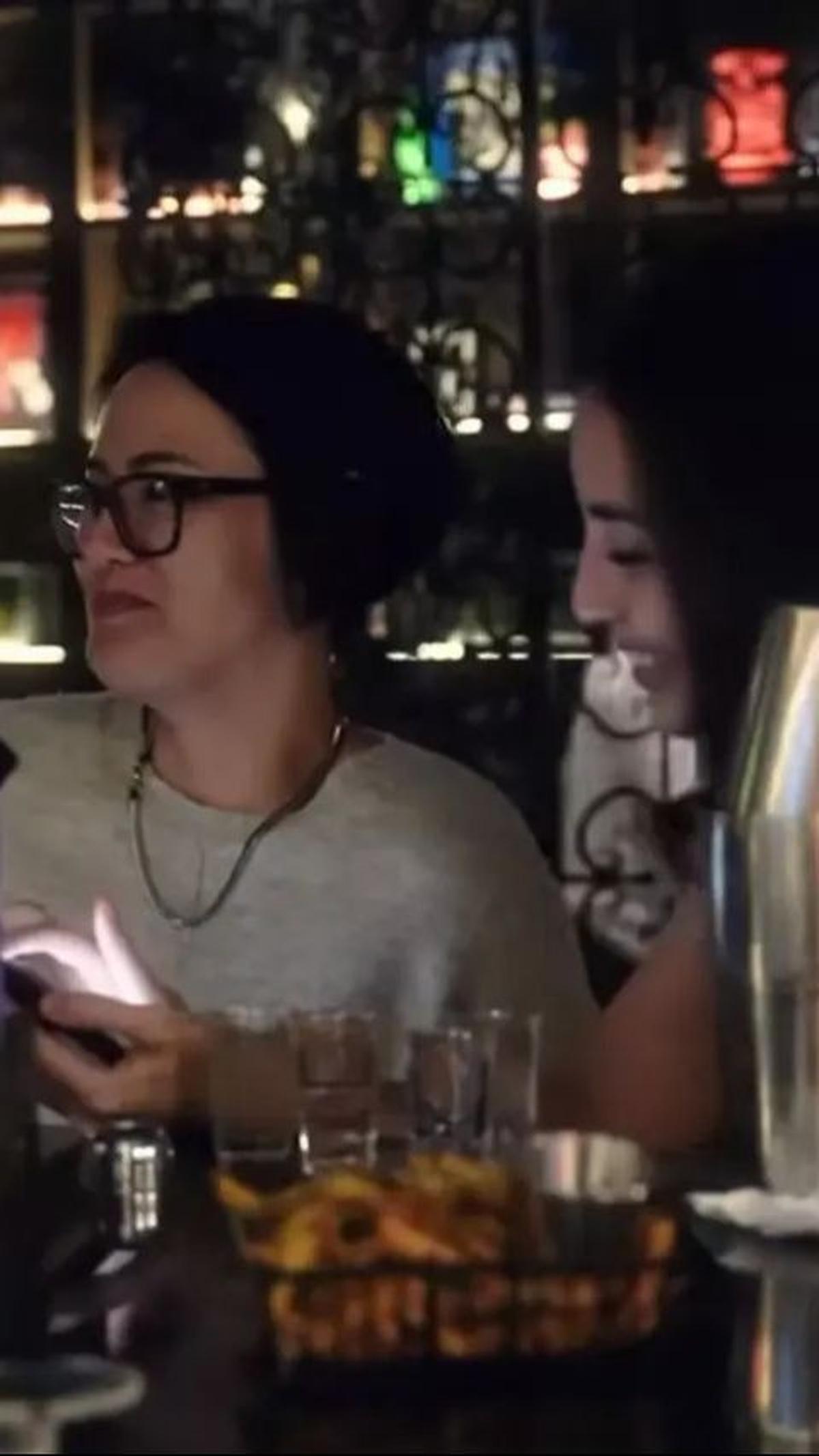 Didampingi oleh orang yang lebih berpengalaman, Manohara terlihat luwes menjadi seorang bartender.