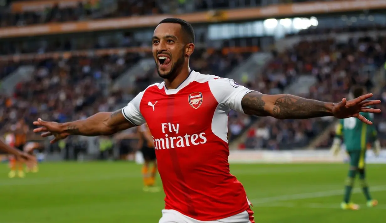 Ekspresi pemain Arsenal, Theo Walcott, setelah mencetak gol kedua ke gawang Hull City pada laga lanjutan Premier League, di KCOM Stadium, Sabtu (17/9/20106). (Reuters/Russell Cheyne)