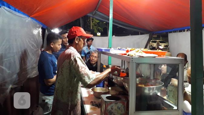 Suasana pembeli nasi uduk Bang Udin di Rawa Belong, Jakarta Barat (Liputan6.com/Komarudin)
