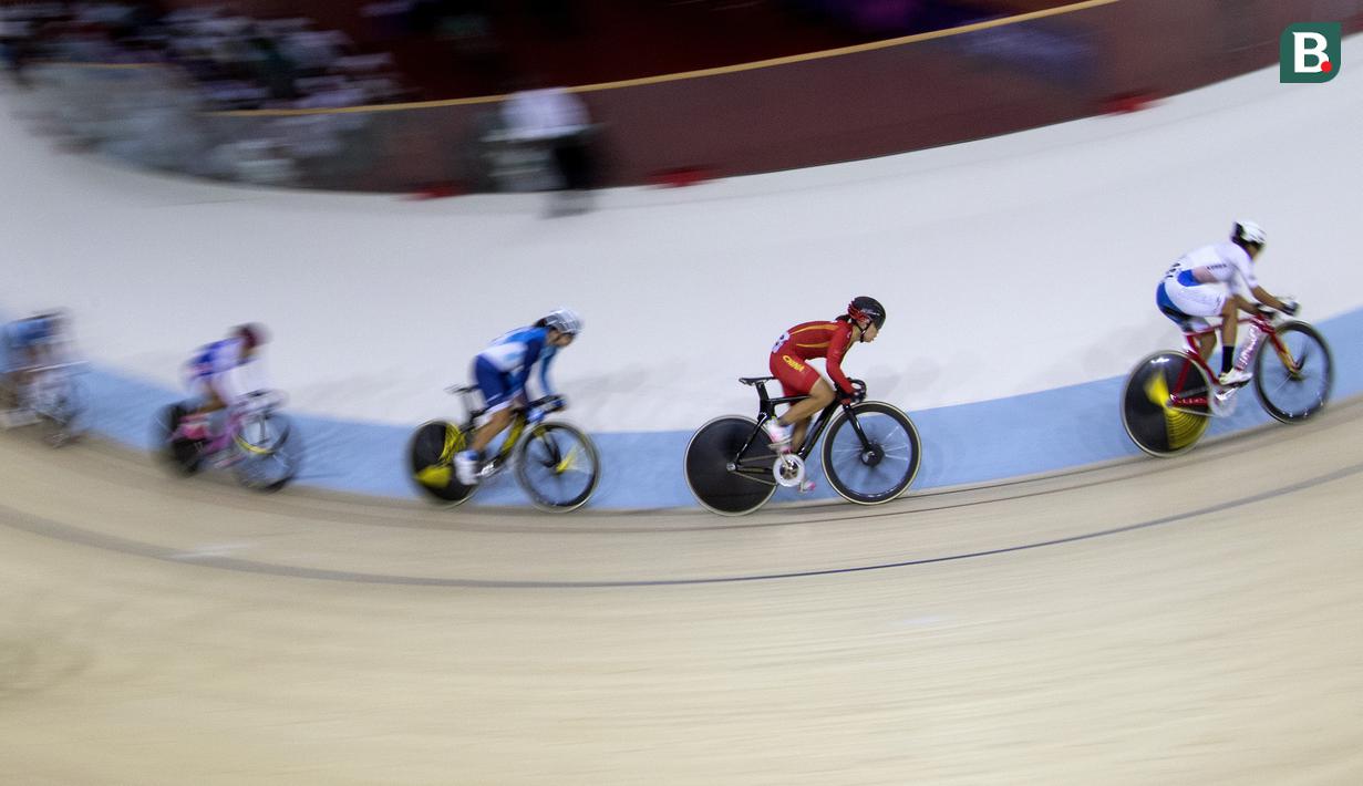 Wang Xiaofei pebalap asal China yang bertarung di cabang balap sepeda trek nomor omnium putri pada Asian Games 2018 di Velodrome, Jakarta, Rabu (29/8/2018). (Bola.com/Peksi Cahyo)