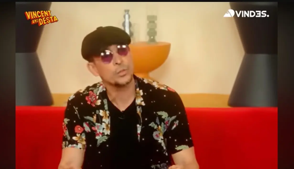 Tidak hanya sekedar mengangkat-angkat besi, tapi juga sekaligus potong-potong besi.
 [Youtube/Vindes]