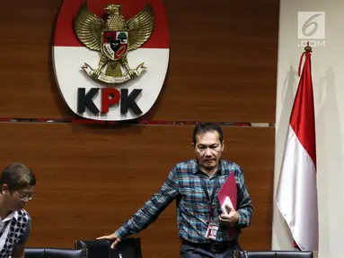Wakil Ketua KPK Saut Situmorang dan Kabiro Humas Yeyek Andriati jelang konferensi pers di Gedung KPK, Jakarta, Minggu (30/12) dini hari. Konpers terkait dugaan suap kepada Pejabat Kementerian PUPR yang melibatkan 21 orang. (Liputan6.com/Johan Tallo)