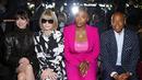 <p>Anne Hathaway, Anna Wintour, Serena Williams, dan Wali Kota New York Eric Adams di fashion show Michael Kors. (Charles Sykes/Invision/AP)</p>