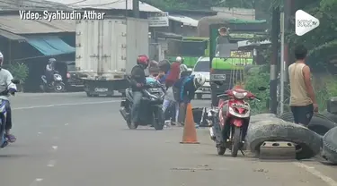 Sebuah motor malah tabrakan saat memutar arah karena menghindari razia kendaraan di Tangerang Selatan, Banten.