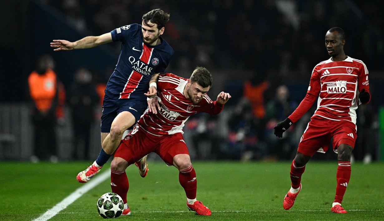 Bermain di hadapan pendukung sendiri, pasukan Luis Enrique memastikan langkah ke babak 16 besar Liga Champions 2024/2025 dengan agregat jadi 10-0 setelah membungkam Brest tujuh gol tanpa balas. Sebelumnya, pada laga leg pertama di markas Brest pekan lalu, PSG juga meraih kemenangan dengan skor telak 3-0. (JULIEN DE ROSA/AFP)