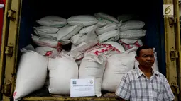 Gula kristal yang sudah kedaluwarsa hasil sitaan Kementerian Perdaganagan dari pasar, di Lapangan Parkir Kemendag, Jakarta Kamis (28/9). Petugas berhasil menyita sebanyak 21,3 ton Gula Kristal dan 47,9 ton daging beku kedaluwarsa.(Liputan6.com/JohanTallo)