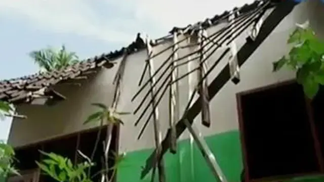 Sekolah Ambruk