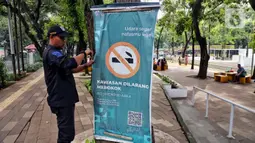 Pemerintah Provinsi Daerah Khusus Jakarta akan segera mengesahkan Rancangan Peraturan Daerah (Ranperda) Kawasan Tanpa Rokok (KTR) yang mengatur pelarangan aktivitas tentang rokok di fasilitas umum seperti sekolah, transportasi publik dan area terbuka yang digunakan oleh masyarakat luas. (Liputan6.com/Angga Yuniar)