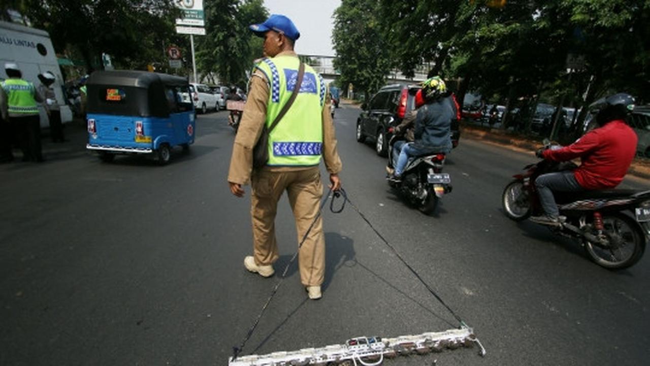 Relawan Saber sapu bersih ranjau paku di kawasan Roxy