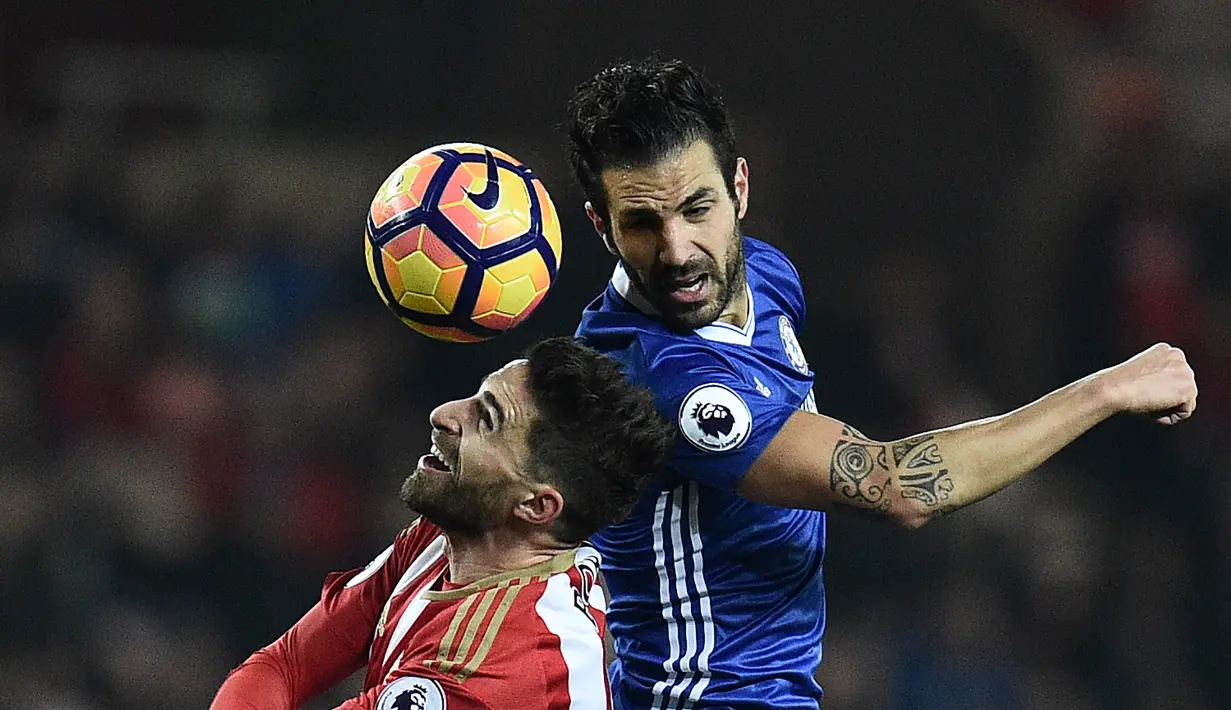 Pemain Chelsea, Cesc Fabregas (kanan) mencetak satu-satunya gol kemenangan untuk timnya saat melawan Sunderland pada lanjutan Premier League pekan ke-16 di Stadium of Light, Sunderland, (14/12/2016). (Oli Scarff)