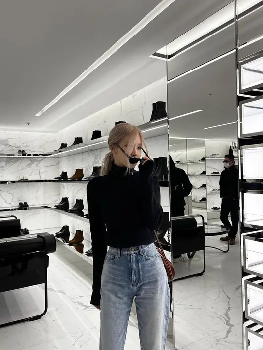Melihat Rose BLACKPINK berbelanja dalam outfit hitam. Ia mengenakan turtleneck sweater berwarna hitam, dipadunya dengan celana jeans untuk nuansa kasual yang apik. Foto: Instagram.