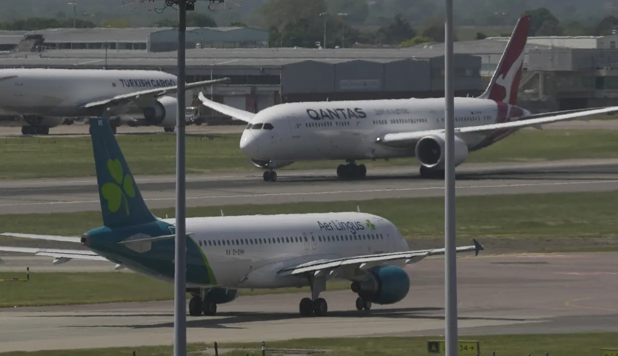 Bandara Heathrow dan Gatwick yang merupakan dua bandara utama di London, termasuk di antara yang terkena dampak gangguan tersebut. (AP Photo/Kin Cheung)