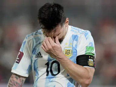 Lionel Messi gagal membawa Argentina memetik kemenangan atas tuan rumah Paraguay dalam Kualifikasi Piala Dunia 2022 Zona Conmebol, Jumat (8/10/2021) pagi WIB. Argentina ditahan imbang 0-0 oleh Paraguay dan makin tertinggal dari Brasil yang menang 3-1 atas Venezuela. (AP/Jorge Saenz)