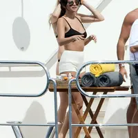 Waah Selena Gomez memang selalu terlihat cantik apapun kondisinya ya! (Pacific Coast News/HollywoodLife)