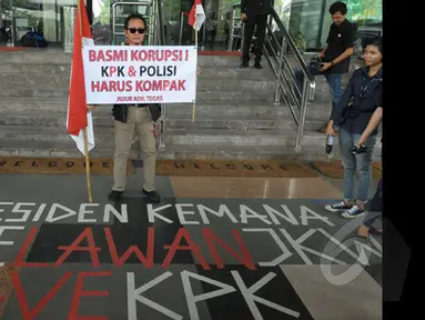 Aktor senior Pong Harjatmo mengelar aksi damai polemik KPK - Polri di Gedung Komisi Pemberantasan Korupsi (KPK), Jakarta, Rabu (28/1/2015). (Liputan6.com/Andrian M Tunay)