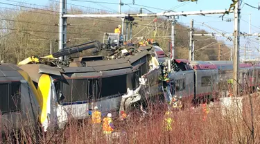 Sebuah kereta penumpang dan kereta barang bertabrakan antara Bettembourg dan Zoufftgen di Luxembourg, Selasa (14/2). Satu orang dinyatakan tewas dalam peristiwa tersebut. (AFP PHOTO/POLICE GRAND-DUCALE)