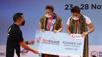 Ganda putri Indonesia, Greysia Polii/Apriyani Rahayu, menerima hadiah secara simbolis setelah menjadi runner-up sektor ganda putri Indonesia Open 2021, Minggu (28/11/2021). (Dok. PBSI)