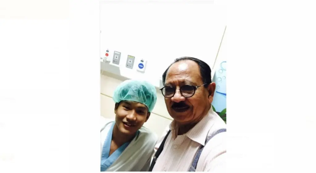 Striker Timnas Indonesia U-22, Ahmad Nur Hardianto, bersama Dokter Timnas Indonesia, Syarief Alwi, usai melakukan tindakan medis dalam proses pemulihan cedera yang dialaminya. (Bola.com/Dok. Pribadi)