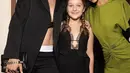 Gaya rambut kepang disertai plunge dress hitam menampilkan sisi kontras pada dirinya yang sangat chic. [Foto: Instagram/ Harper Beckham Fashion]