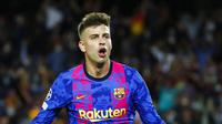 Bek Barcelona, Gerard Pique merayakan golnya ke gawang Dinamo Kiev pada lanjutan Liga Champions 2021/2022, Kamis (21/10/2021) dini hari WIB. (AP Photo/Joan Monfort)
