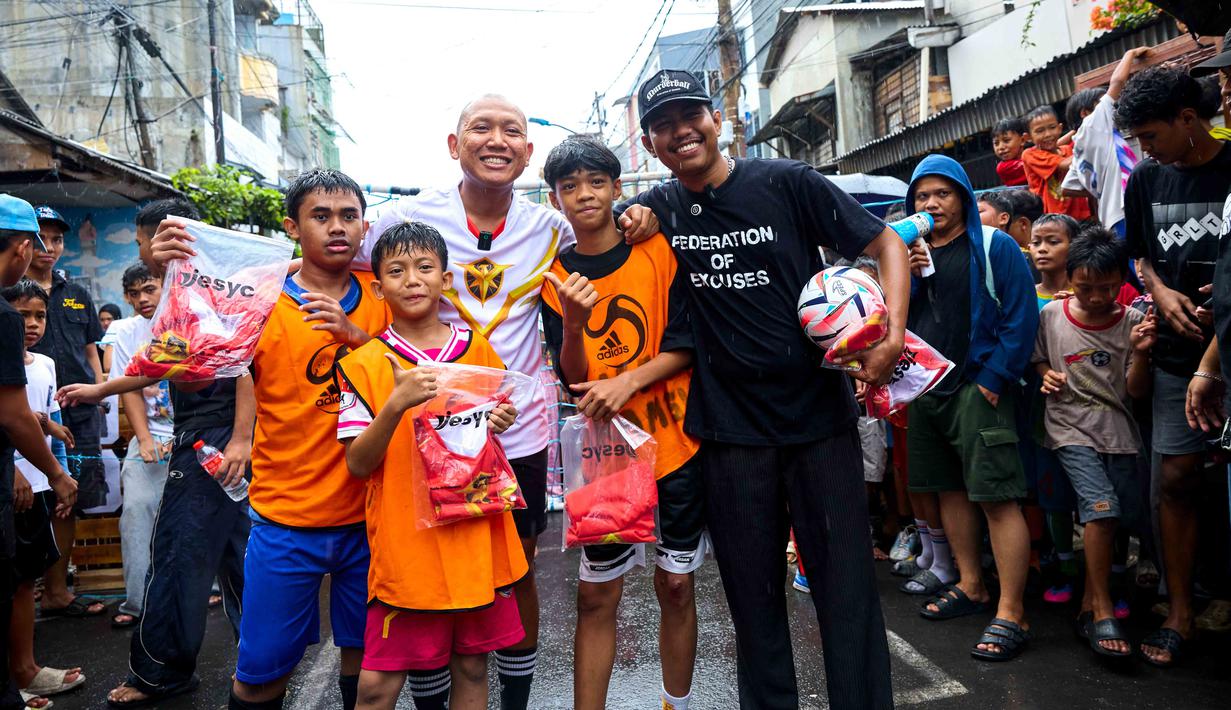 Oki Rengga berfoto bersama dengan anak-anak peserta Liga Akamsi udai memberikan hadiah-hadiah menarik. (Dok. Film Animasi Garuda Di Dadaku)