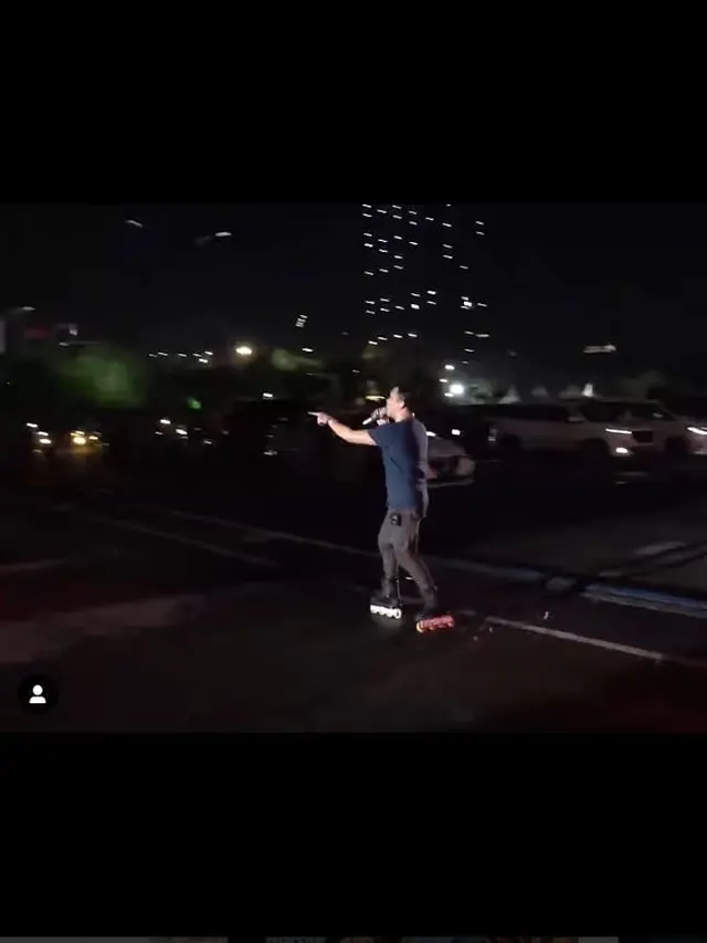 Bikin Deg-Degan, Ini 6 Potret Ariel NOAH Nyanyi Sambil Meluncur Pakai Sepatu Roda