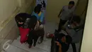 Penyanyi dangdut Hesty “klepek klepek“ (kiri) usai diperiksa oleh pihak kepolisian, Lampung, (19/2). Hesty ditangkap di sebuah hotel bintang empat di Kota Bandar lampung terkait kasus prostitusi. (Istimewa)