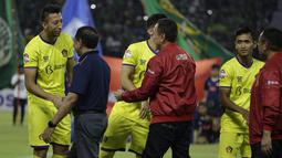 Menpora, Zainuddin Amali, Ketum PSSI, Mochammad Iriawan dan Dirut LIB, Cucu Sumantri, menyalami pemain Persik Kediri saat membuka Shopee Liga 1 2020 di Stadion Gelora Bung Tomo, Surabaya, Sabtu (29/2). Sebanyak 18 klub akan berlaga dalam kompetisi ini.(Bola.com/Yoppy Renato)