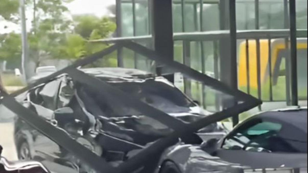VIDEO: Momen Xpander Tabrak Porsche Rp8,9 M Hingga Remuk, Pemilik Showroom Buka Suara
