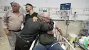 Seorang wartawan yang terluka dipeluk oleh salah satu rekan wartawan Al Jazeera Shireen Abu Akleh yang tewas di rumah sakit di Kota Jenin, Tepi Barat, Rabu (11/5/2022). Menurut Kementerian Kesehatan Palestina, Shireen Abu Akleh tewas ditembak saat meliput serangan Israel di Kota Jenin. (AP Photo/Majdi Mohammed)
