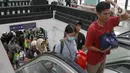 Untuk mengantisipasi lonjakan penumpang dan menjaga kelancaran arus balik, KAI Daop 1 Jakarta telah menambah jumlah personel yang bertugas. (Liputan6.com/Herman Zakharia)