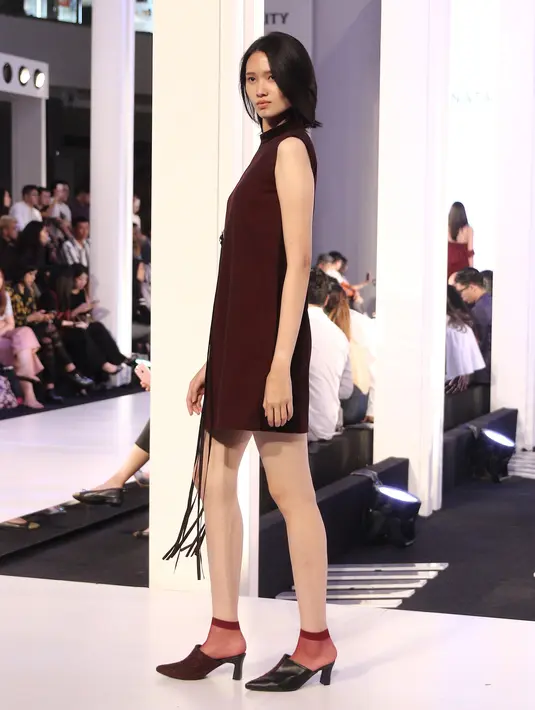 Model memperagakan busana karya perancang Natalia Kiantoro bertajuk Runway Hits dalam Fashion Nation 2018 di Senayan City, Jakarta, Sabtu (21/4/). Puncak acara Fashion Nation 2018 mengangkat tema I.AM.NOW. (Liputan6.com/Herman Zakharia)