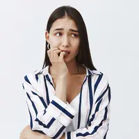 Gugup adalah perasaan yang normal, kamu bisa mengatasinya dengan cara berikut ini (Credit: Freepik/cookie_studio)